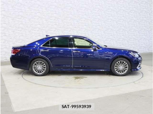 Toyota CROWN SEDAN 2017-08 8883467-8