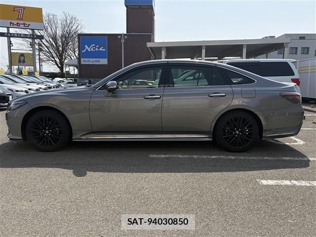 Toyota CROWN SEDAN 2021-09 5864077-7
