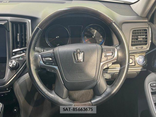 Toyota CROWN SEDAN 2017-05 6525858-11