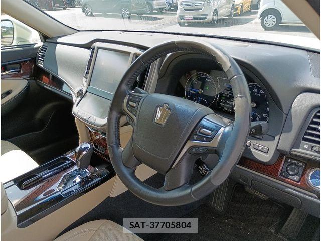Toyota CROWN SEDAN 2017-04 7961053-9