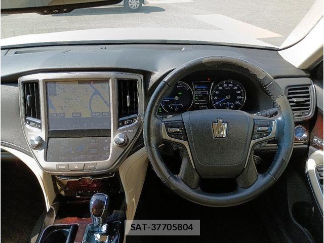Toyota CROWN SEDAN 2017-04 7961053-2