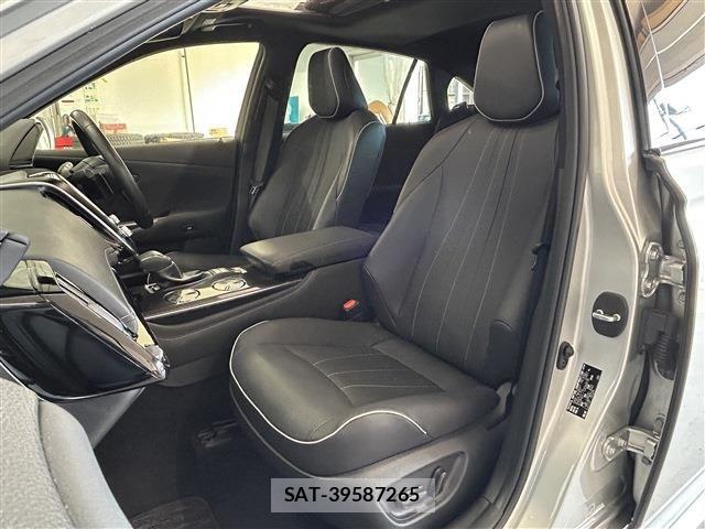 Toyota CROWN SEDAN 2019-04 8035077-24