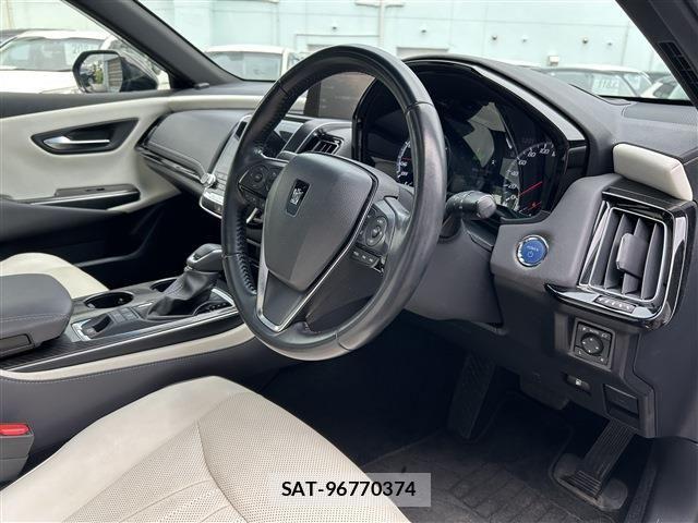 Toyota CROWN SEDAN 2019-09 8411817-22
