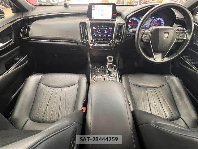 Toyota CROWN SEDAN 2019-11 8561575-2