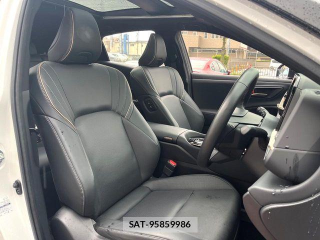 Toyota Crown Sports 2023-12 6715946-7