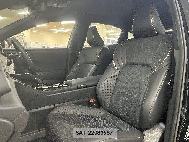 Toyota Crown Sports 2023-12 6790915-18