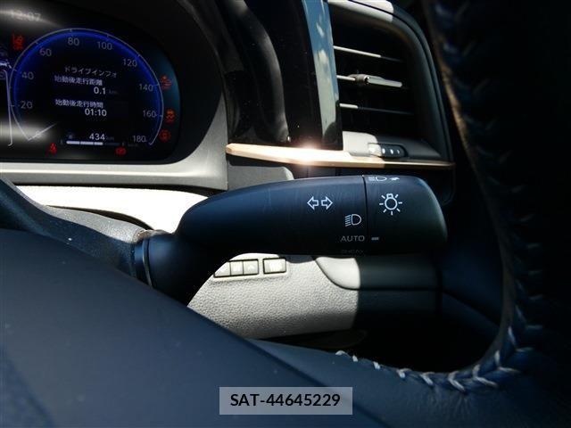 Toyota Crown Sports 2023-10 6814424-16