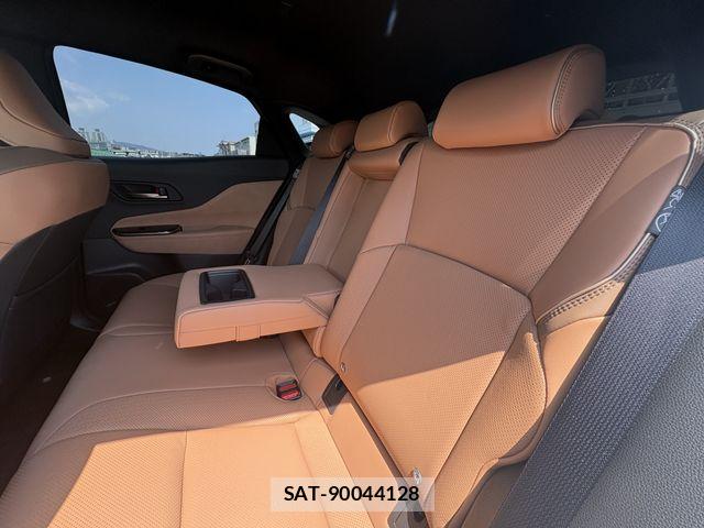 Toyota Crown Sports 2024-11 6903770-10
