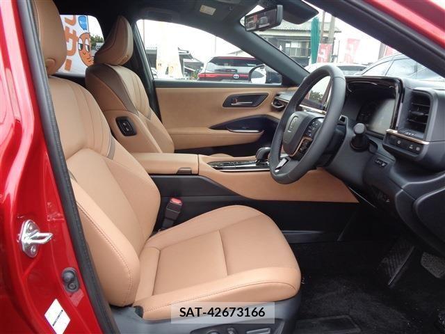 Toyota Crown Sports 2025-11 7326430-16