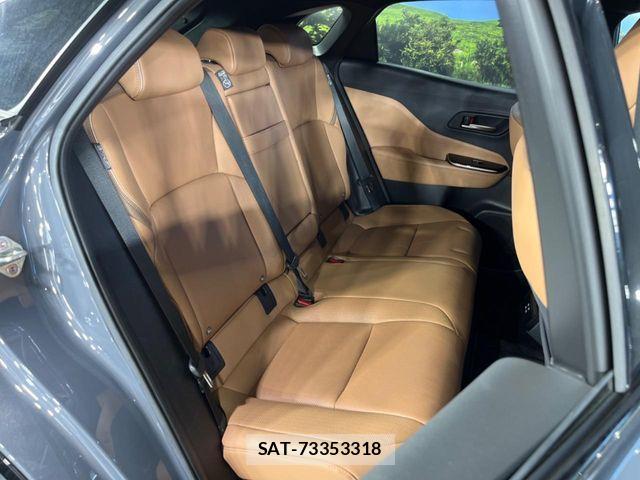 Toyota Crown Sports 2023-12 7500084-8