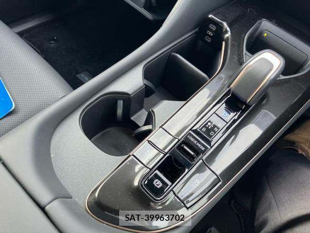 Toyota Crown Sports 2024-10 8035090-18