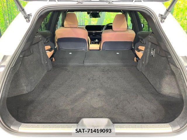 Toyota Crown Sports 2025-06 8145627-9