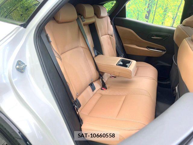 Toyota Crown Sports 2024-02 8207074-8