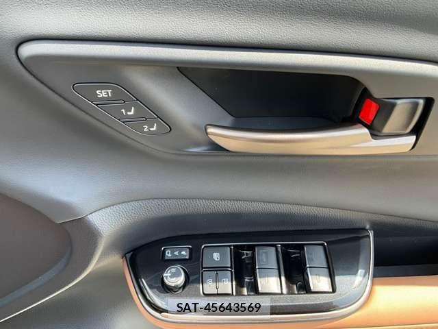Toyota Crown Sports 2025-11 8313970-11