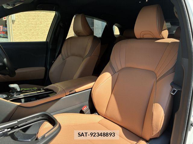 Toyota Crown Sports 2025-09 8561580-12