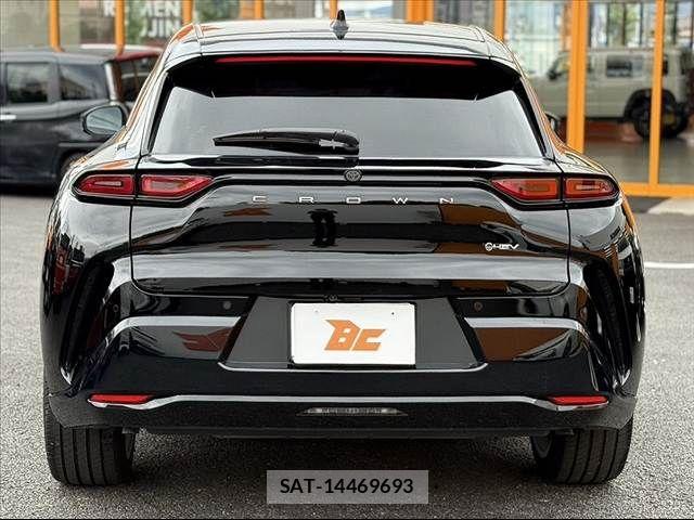 Toyota Crown Sports 2024-04 8879295-13