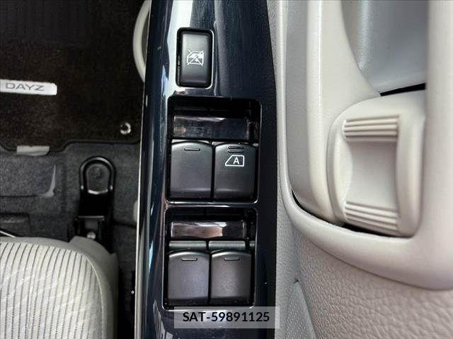Nissan DAYZ 2013-10 8561670-4