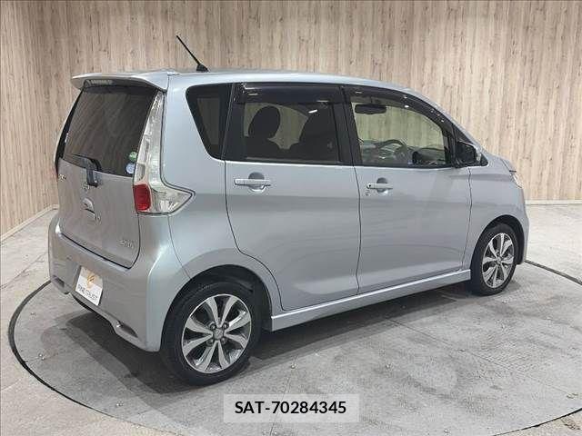 Nissan DAYZ 2014-06 8741630-18