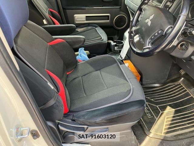 Mitsubishi DELICA 2007-11 8129793-11