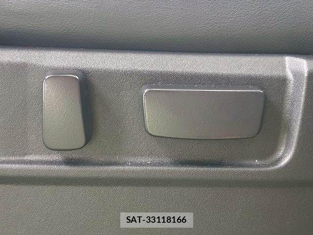 Mitsubishi DELICA 2018-01 7357542-8
