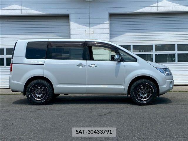 Mitsubishi DELICA 2018-01 8207308-3