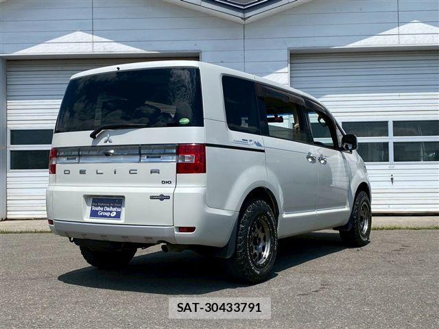 Mitsubishi DELICA 2018-01 8207308-4