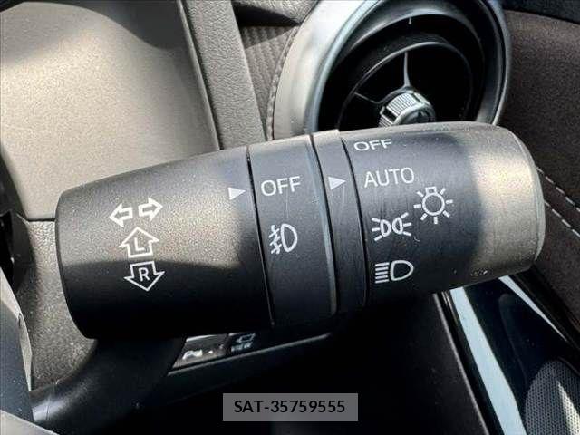 Mazda DEMIO 2018-09 8098933-24