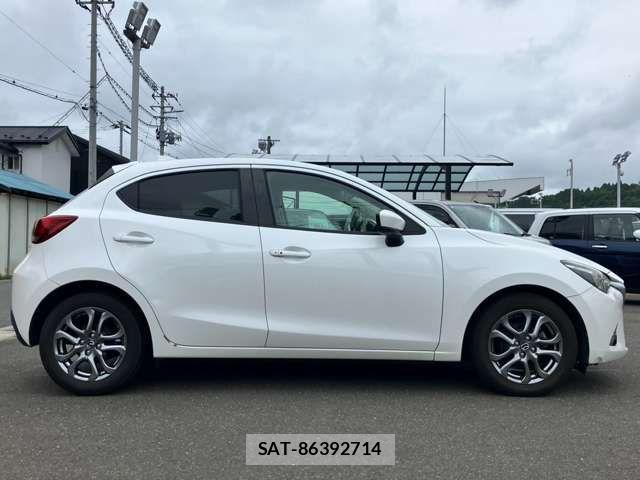 Mazda DEMIO 2017-08 8354330-17