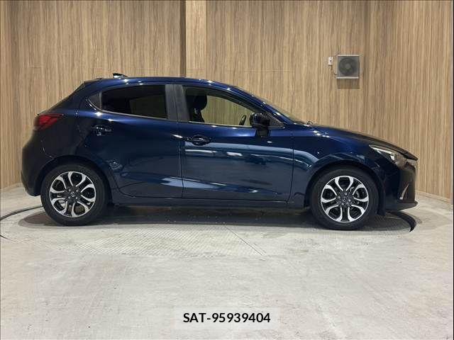 Mazda DEMIO 2017-04 8848759-16