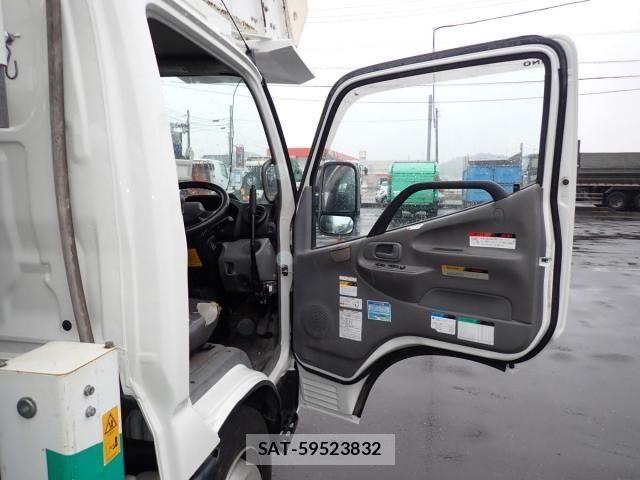 Hino DUTRO 2013-05 2208300-22