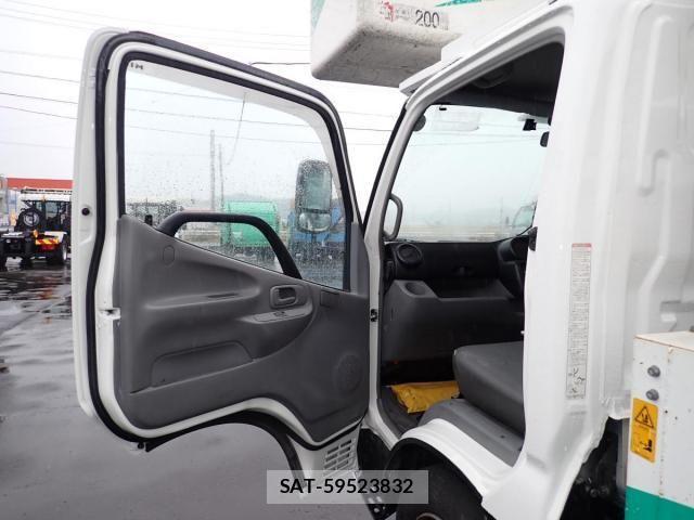 Hino DUTRO 2013-05 2208300-23