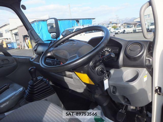 Hino DUTRO 2017-05 3667718-11