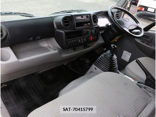 Hino DUTRO 2017-05 3667700-28