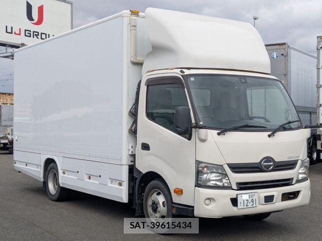 Hino DUTRO 2018-10 3905164-1