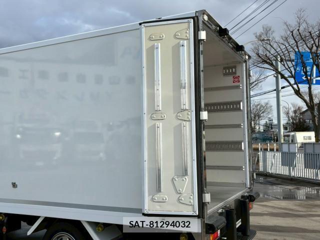 Hino DUTRO 2020-05 4370571-15