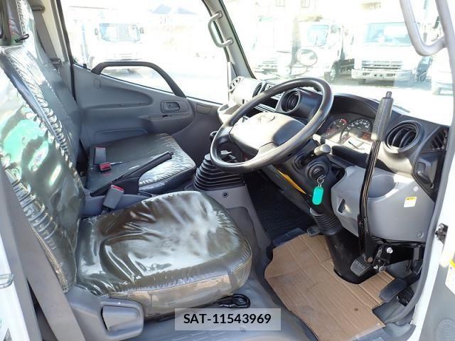 Hino DUTRO 2012-05 4938958-13