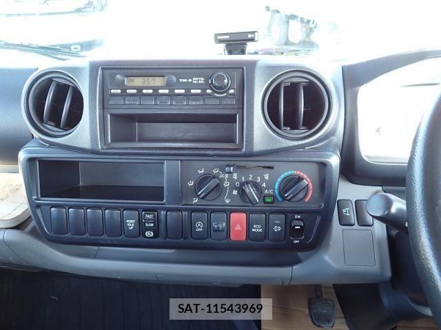 Hino DUTRO 2012-05 4938958-17