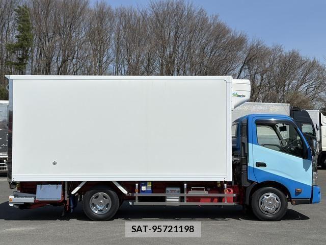 Hino DUTRO 2019-09 6243663-4