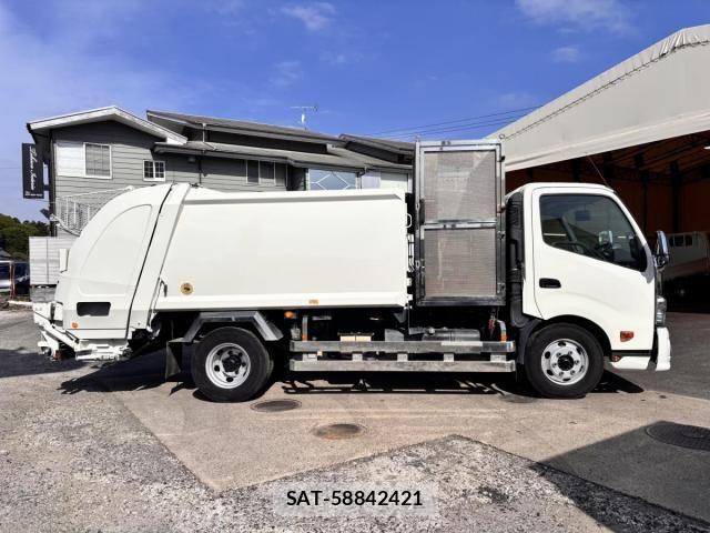 Hino DUTRO 2017-05 6525975-3