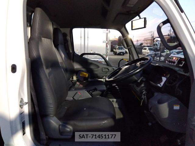Hino DUTRO 2017-04 6611586-4
