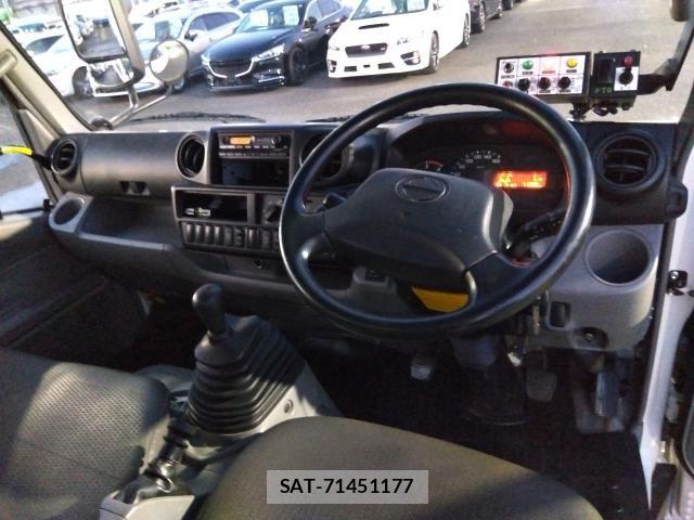 Hino DUTRO 2017-04 6611586-5