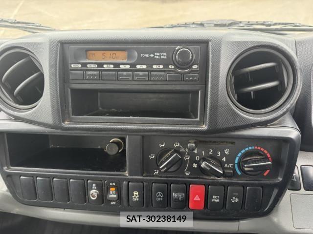 Hino DUTRO 2017-03 6641495-24