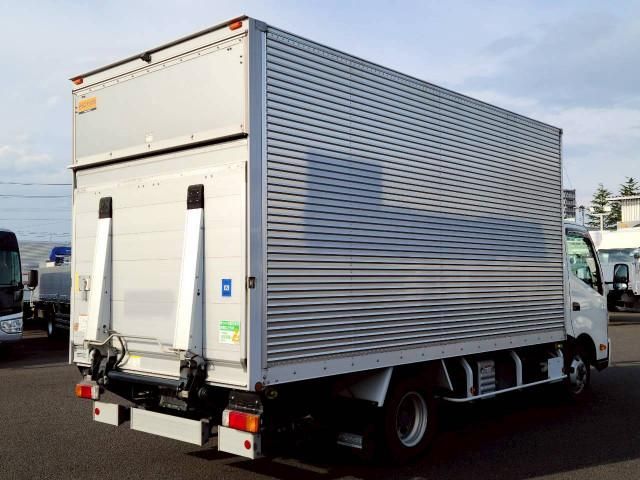 Hino DUTRO 2020-05 6689545-3