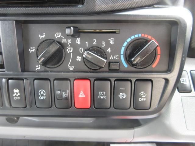 Hino DUTRO 2018-03 6689550-13