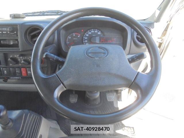Hino DUTRO 2015-10 6814736-1