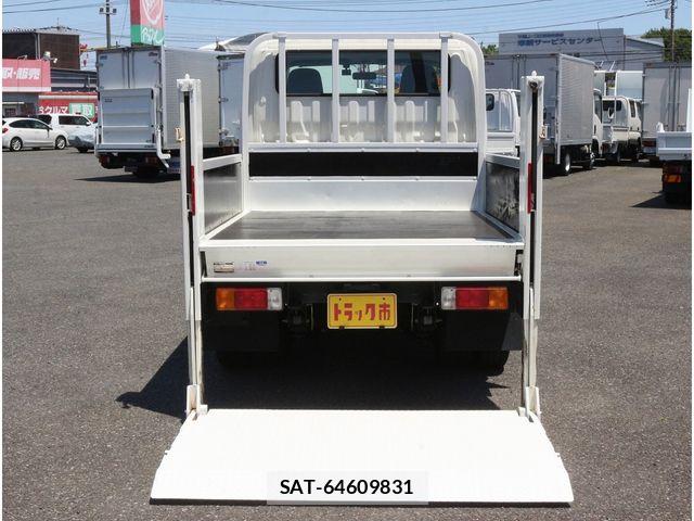 Hino DUTRO 2017-03 6814734-12