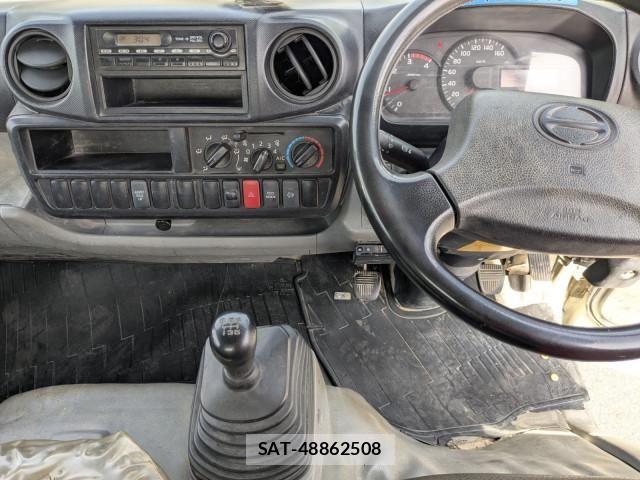 Hino DUTRO 2017-02 6904486-26