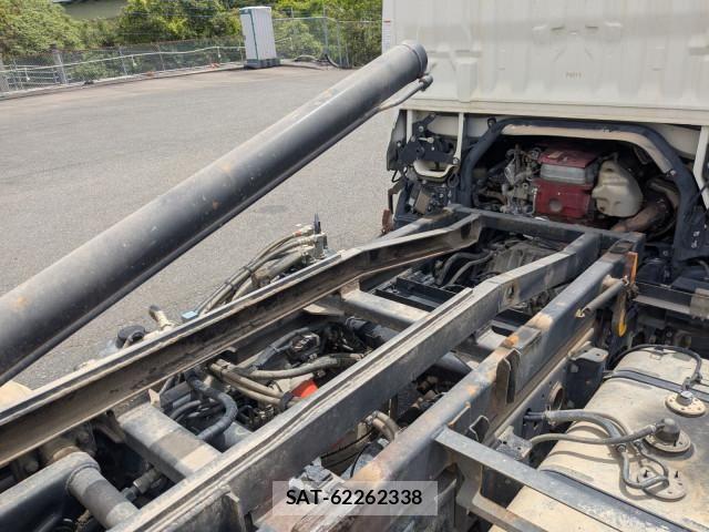 Hino DUTRO 2017-02 6904483-18