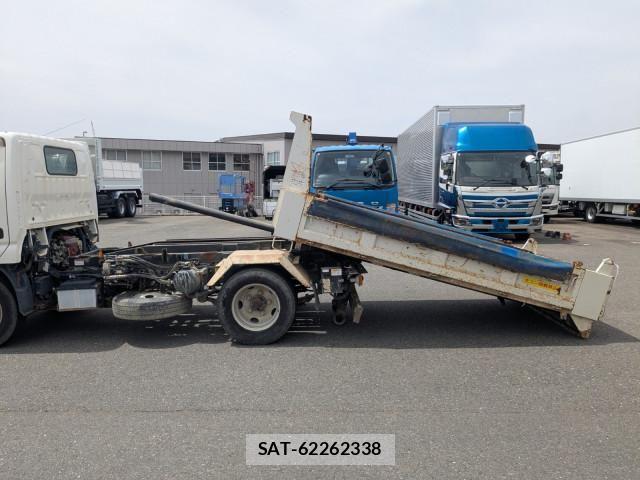 Hino DUTRO 2017-02 6904483-19