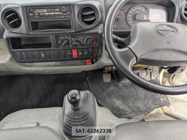 Hino DUTRO 2017-02 6904483-26
